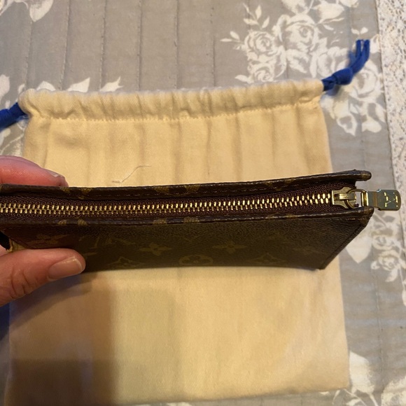 šÆ Authentic Louis Vuitton Toiletry 15 - Picture 5 of 10